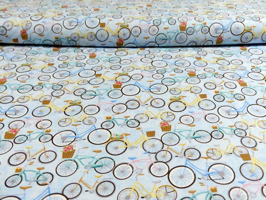 Patchworkstoff mit vielen bunten Fahrrädern aus der Kollektion Beach Bound
